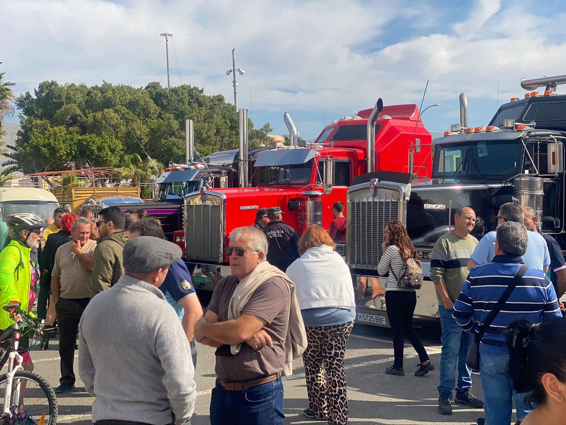 Concentración multitudinaria en Vícar de vehículos industriales antiguos