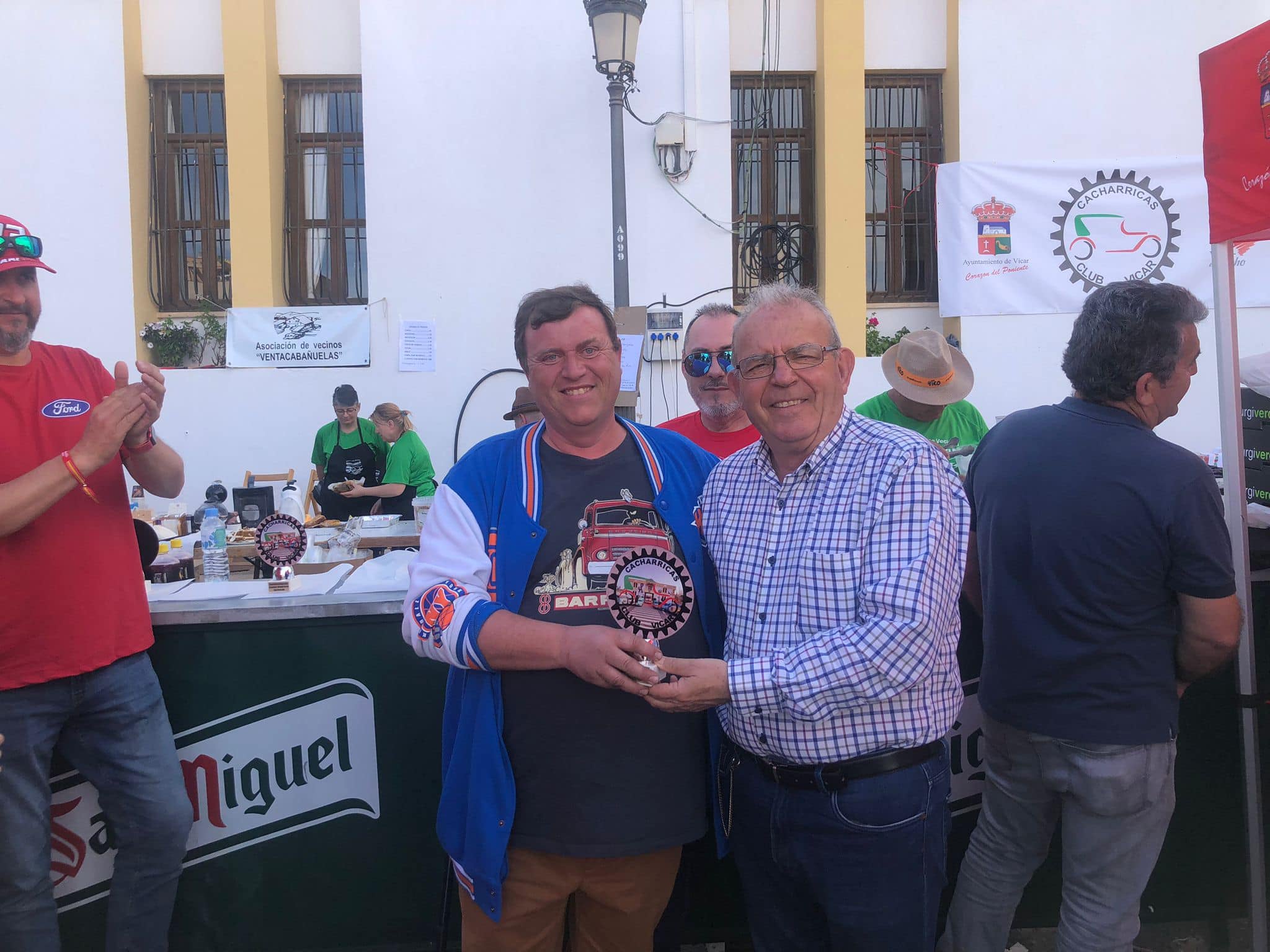 Concentración multitudinaria en Vícar de vehículos industriales antiguos