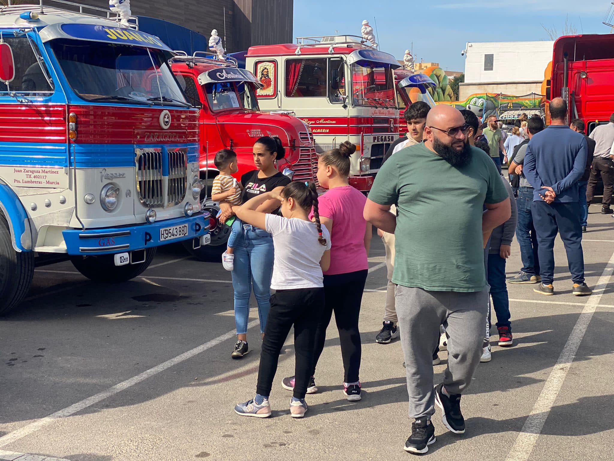 Concentración multitudinaria en Vícar de vehículos industriales antiguos