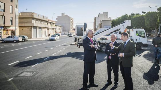 Amat destaca la mejora que supone el nuevo asfaltado de la carretera de La Mojonera