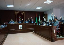 El Pleno se une a las peticiones del tren y también reclama mejoras en los buses de La Envía