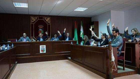 El Pleno se une a las peticiones del tren y también reclama mejoras en los buses de La Envía