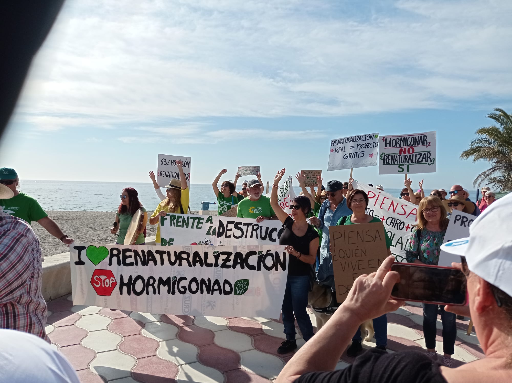 Decenas de personas rechazan el «hormigonado» de la rambla de San Antonio