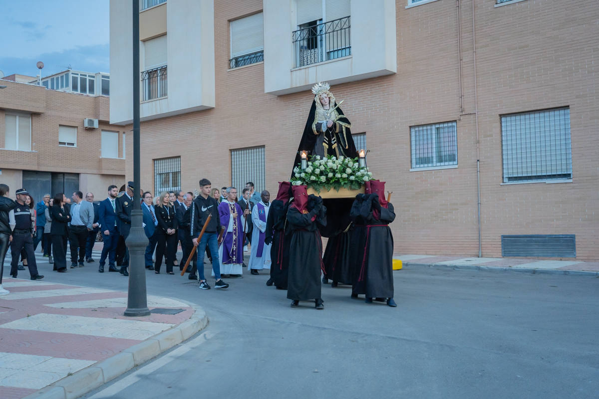 El Cristo de la Expiración procesiona en un impresionante silencio solo roto por los tambores