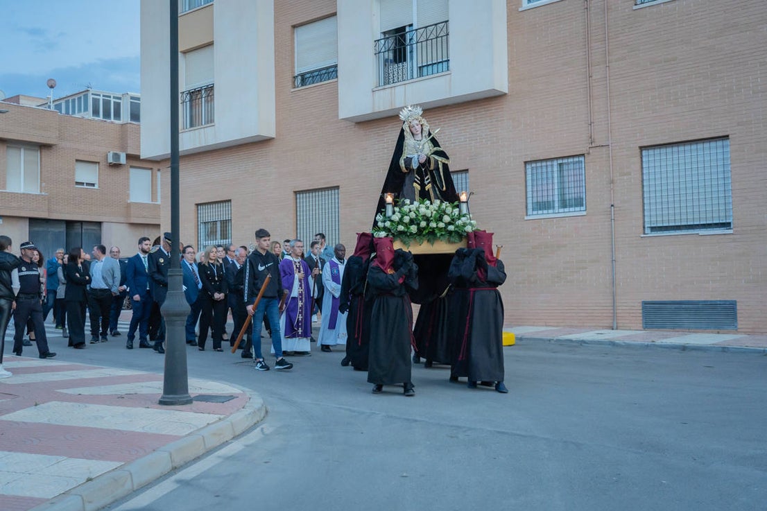 El Cristo de la Expiración procesiona en un impresionante silencio solo roto por los tambores