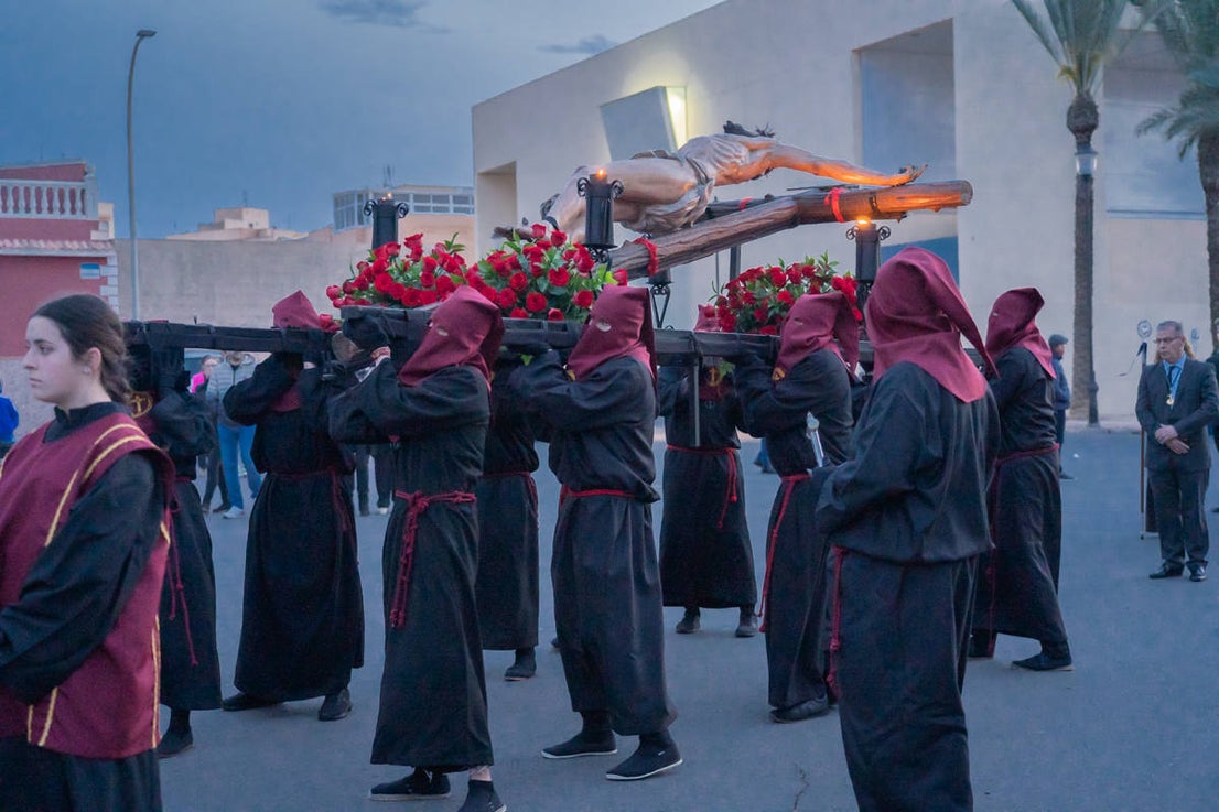 El Cristo de la Expiración procesiona en un impresionante silencio solo roto por los tambores