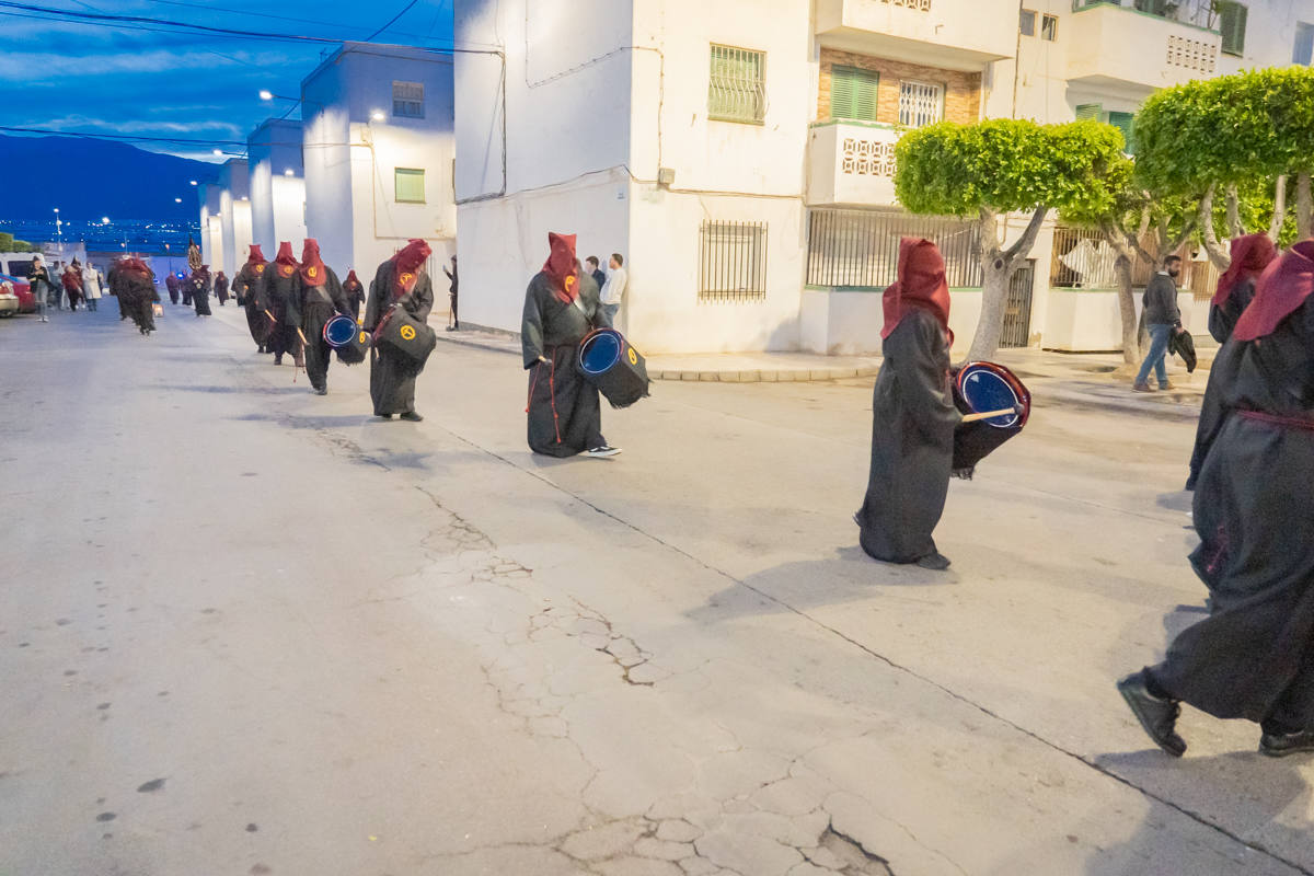 El Cristo de la Expiración procesiona en un impresionante silencio solo roto por los tambores