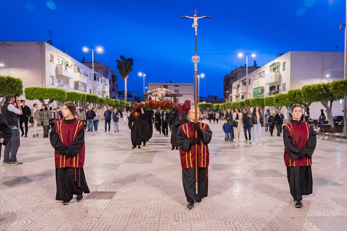 El Cristo de la Expiración procesiona en un impresionante silencio solo roto por los tambores