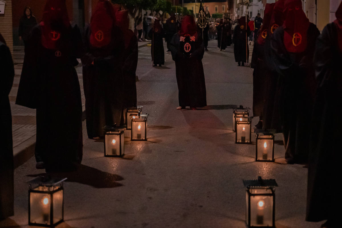 El Cristo de la Expiración procesiona en un impresionante silencio solo roto por los tambores