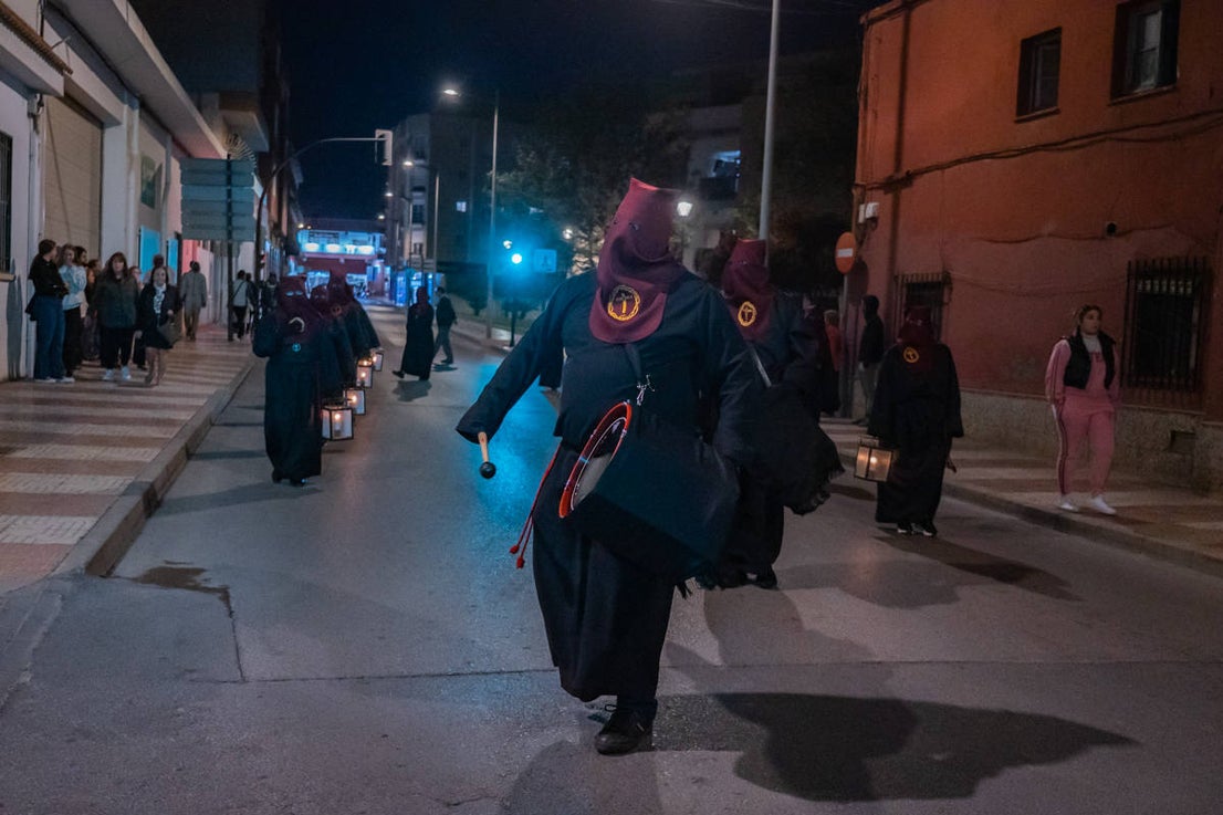 El Cristo de la Expiración procesiona en un impresionante silencio solo roto por los tambores