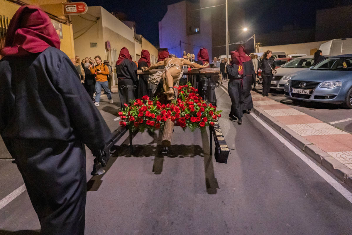 El Cristo de la Expiración procesiona en un impresionante silencio solo roto por los tambores