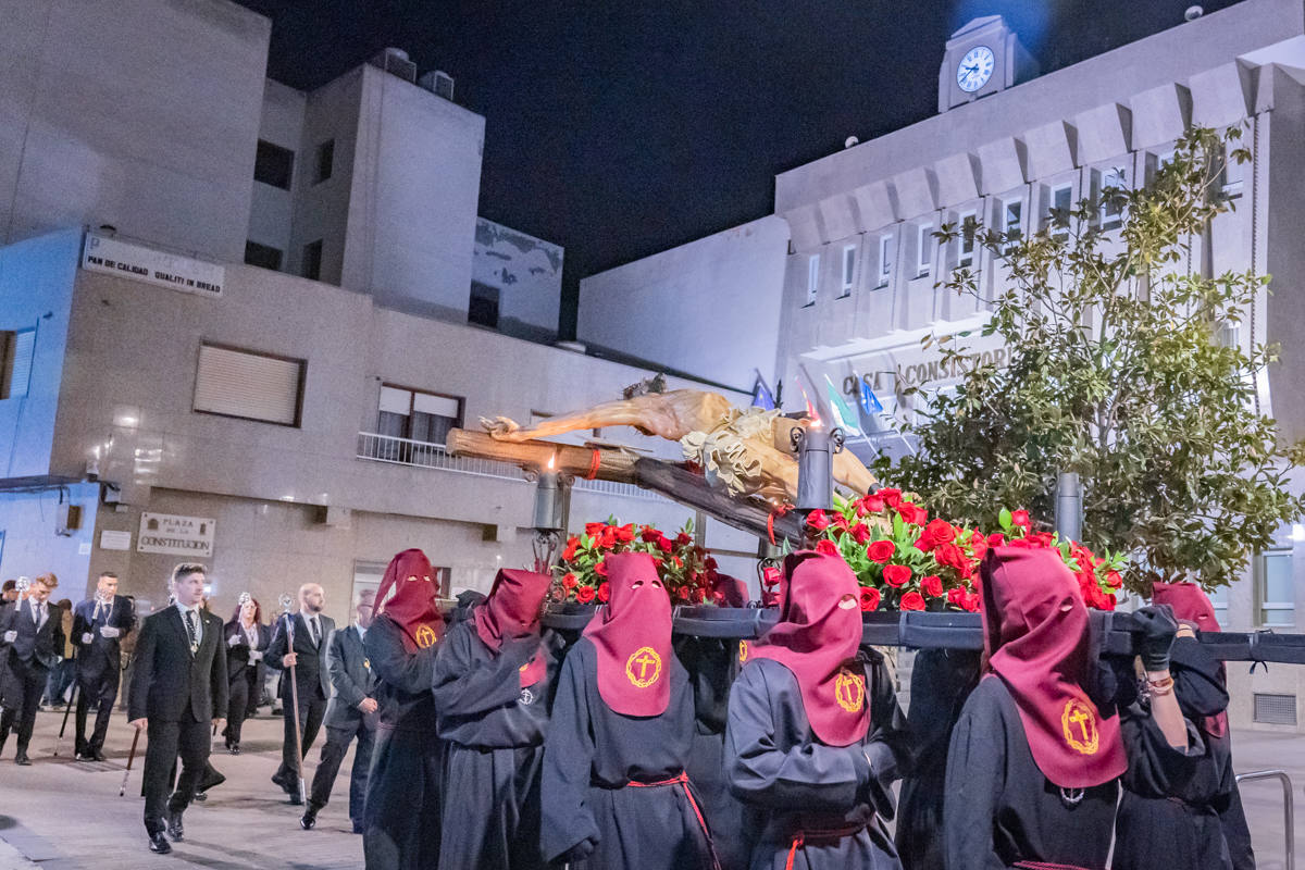 El Cristo de la Expiración procesiona en un impresionante silencio solo roto por los tambores