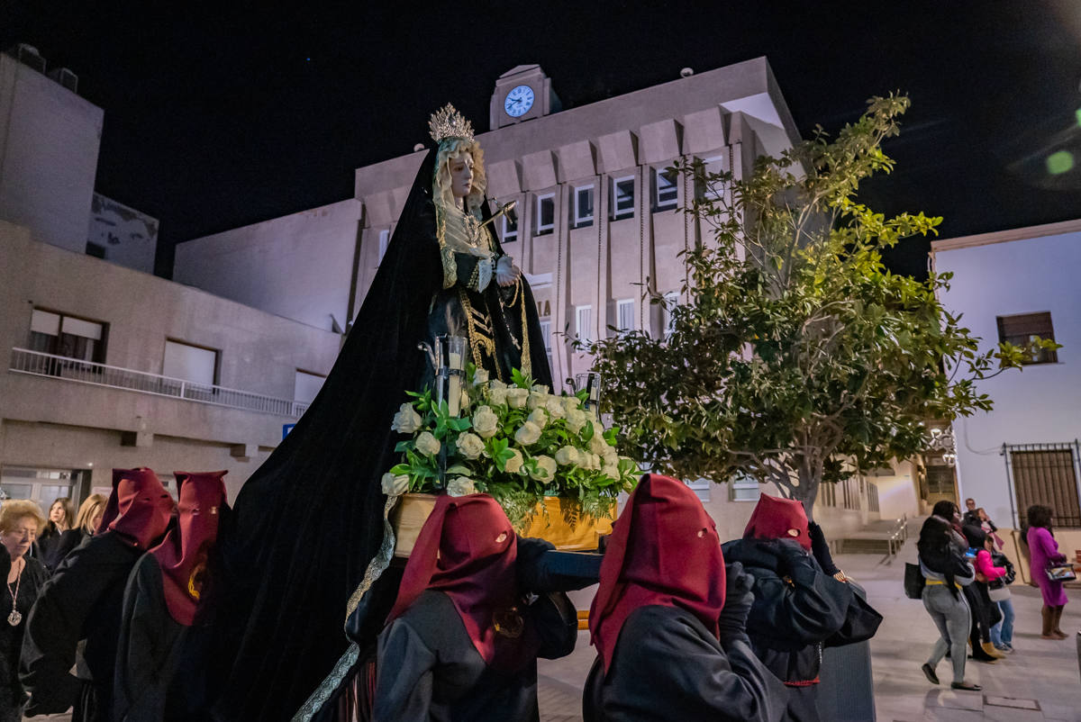 El Cristo de la Expiración procesiona en un impresionante silencio solo roto por los tambores