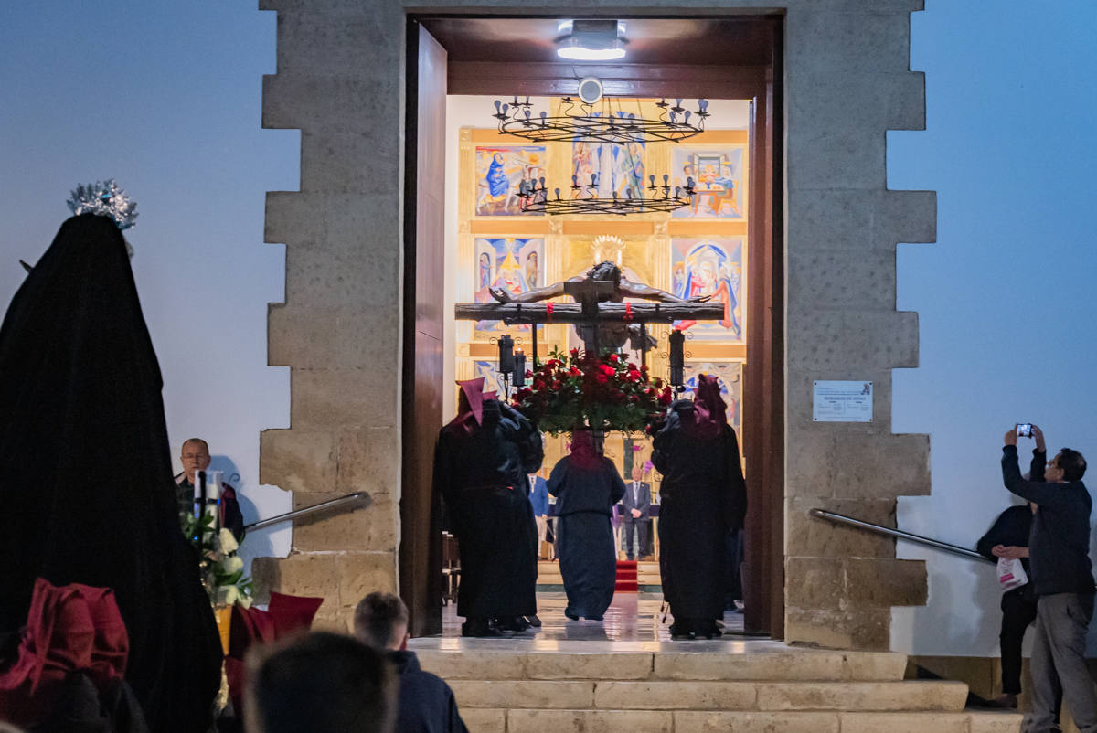 El Cristo de la Expiración procesiona en un impresionante silencio solo roto por los tambores