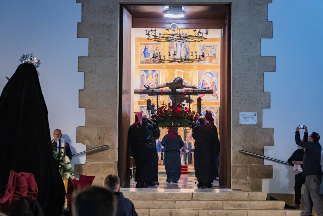 El Cristo de la Expiración procesiona en un impresionante silencio solo roto por los tambores