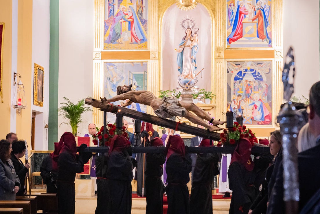 El Cristo de la Expiración procesiona en un impresionante silencio solo roto por los tambores