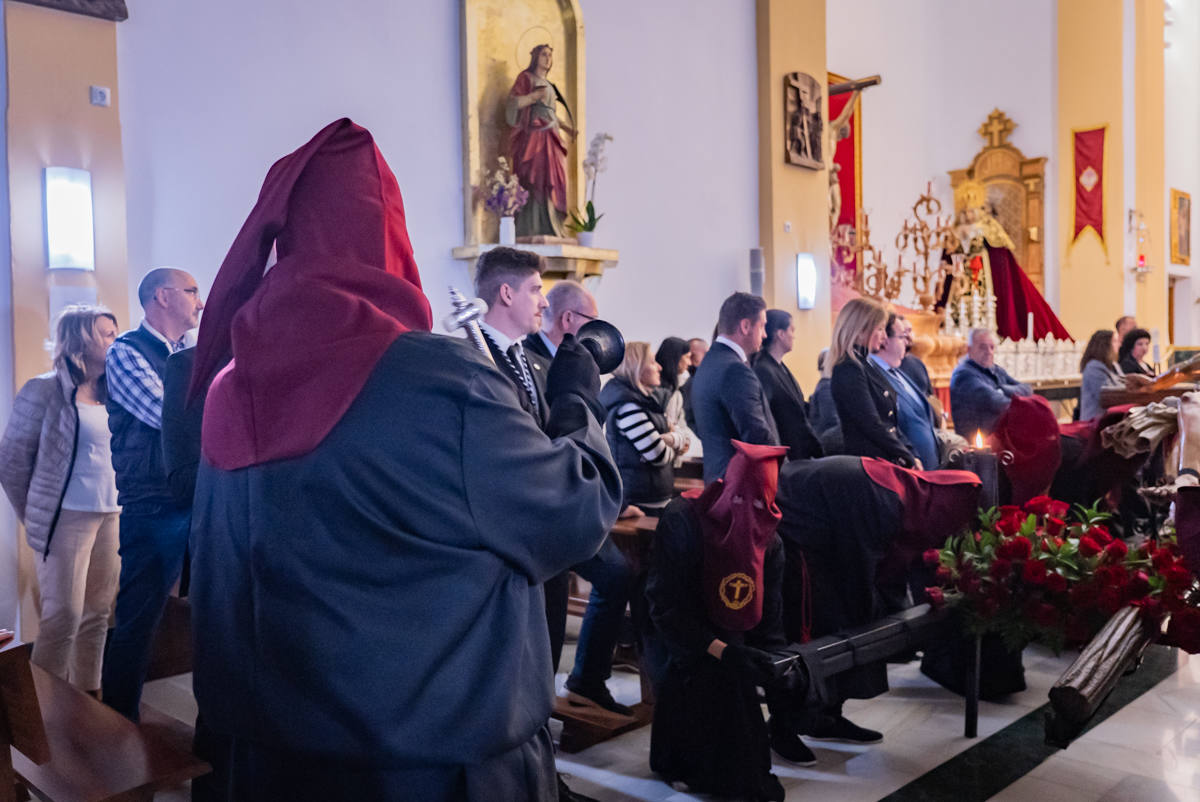 El Cristo de la Expiración procesiona en un impresionante silencio solo roto por los tambores