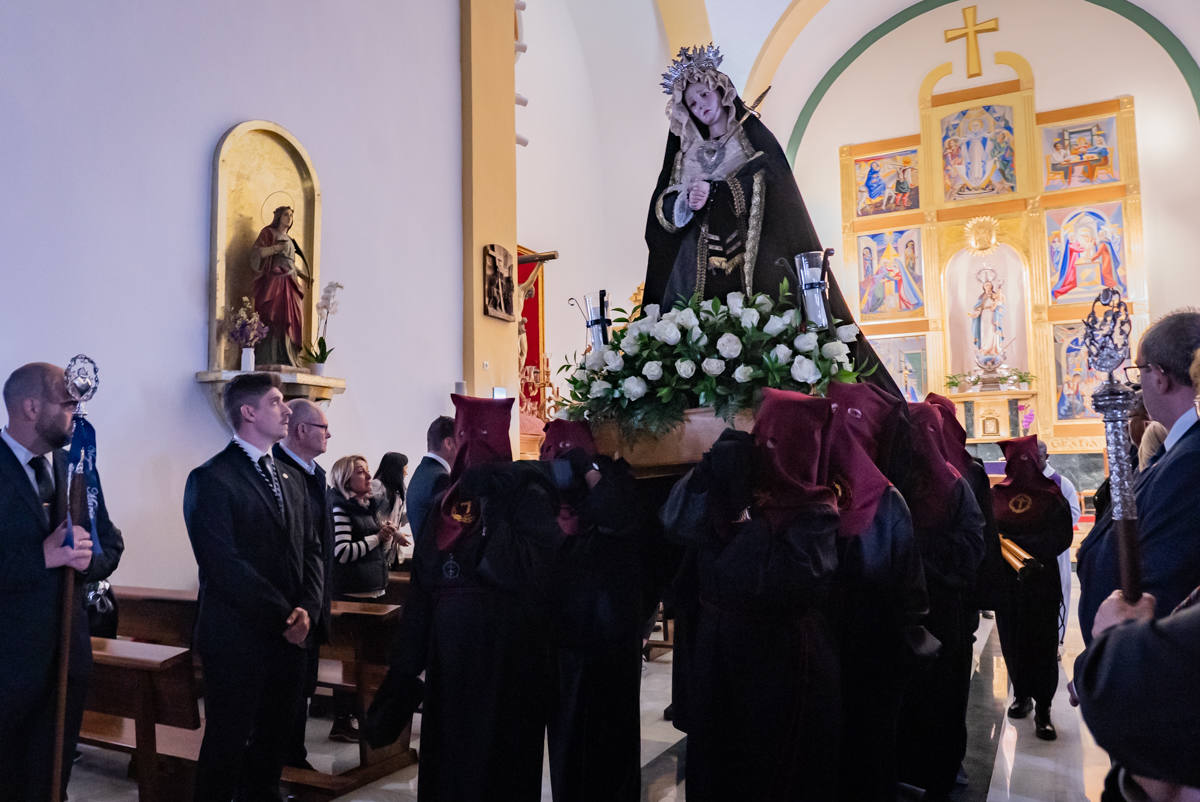 El Cristo de la Expiración procesiona en un impresionante silencio solo roto por los tambores
