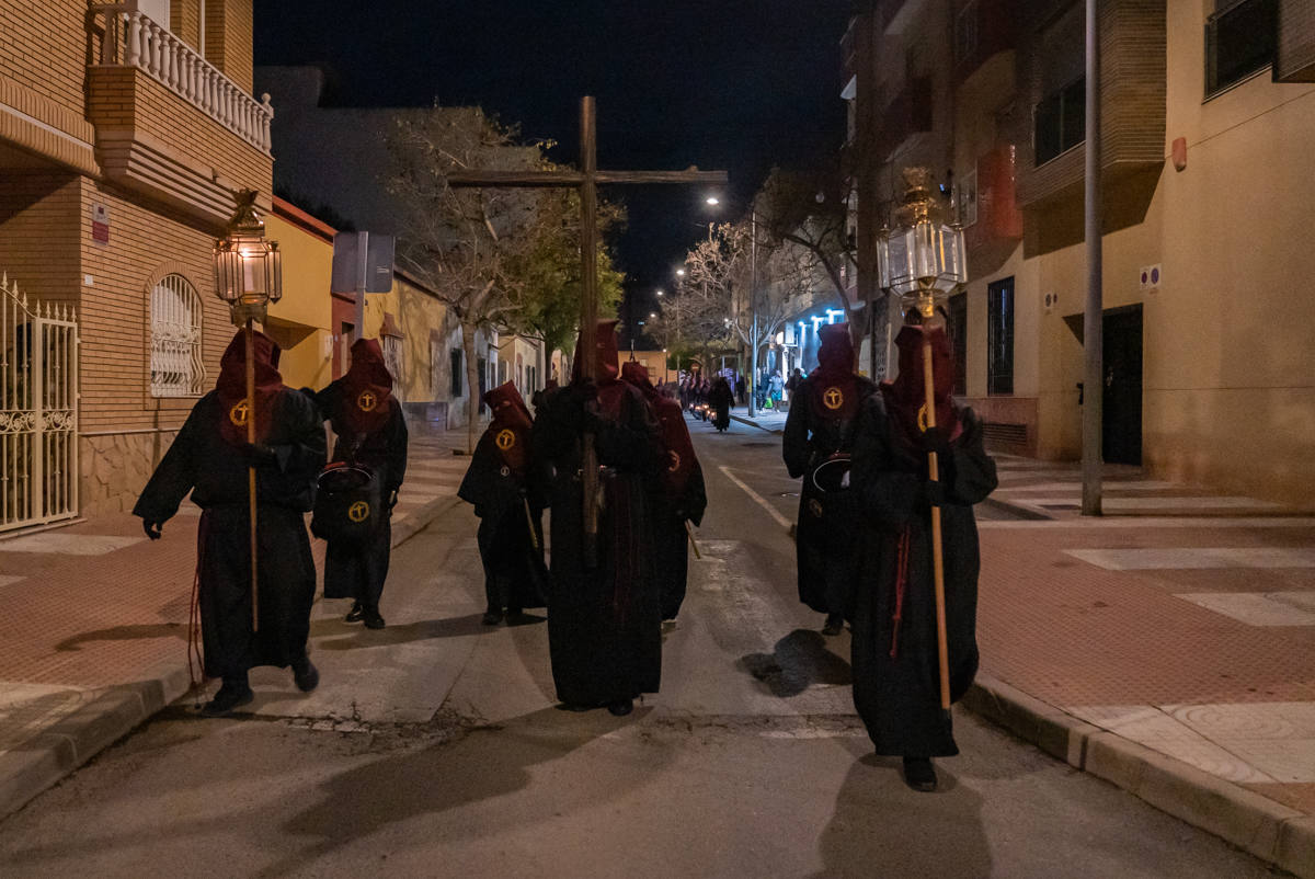 El Cristo de la Expiración procesiona en un impresionante silencio solo roto por los tambores