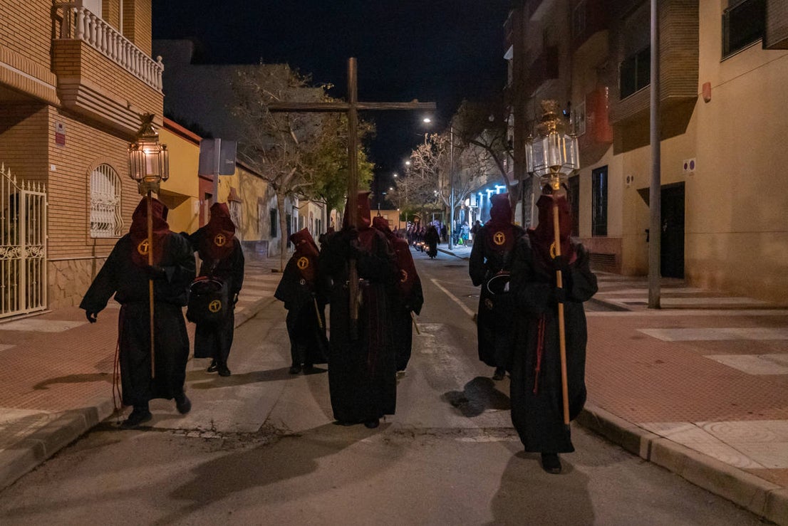El Cristo de la Expiración procesiona en un impresionante silencio solo roto por los tambores