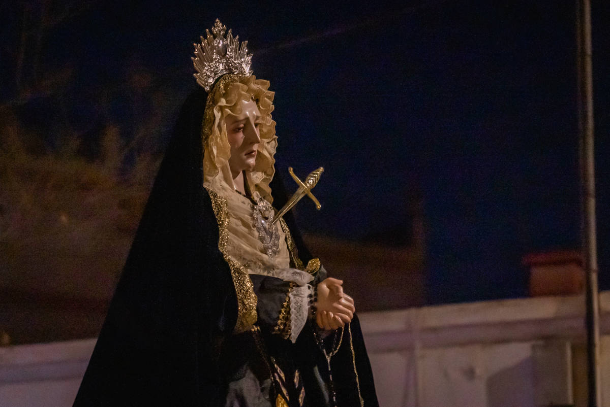 El Cristo de la Expiración procesiona en un impresionante silencio solo roto por los tambores