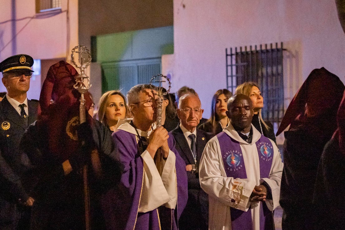 El Cristo de la Expiración procesiona en un impresionante silencio solo roto por los tambores