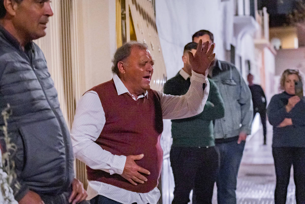 El Cristo de la Expiración procesiona en un impresionante silencio solo roto por los tambores