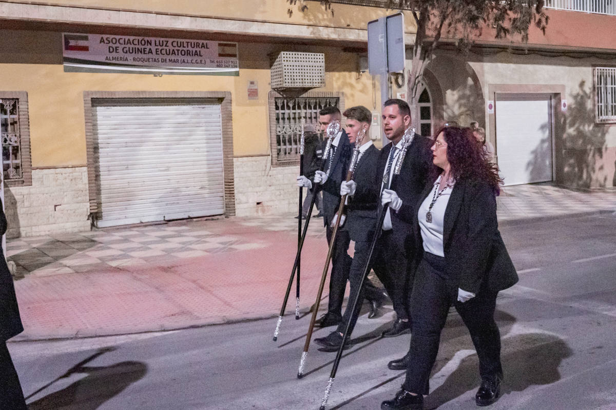 El Cristo de la Expiración procesiona en un impresionante silencio solo roto por los tambores