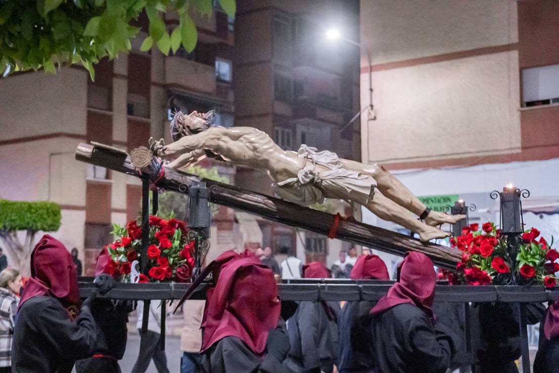 El Cristo de la Expiración procesiona en un impresionante silencio solo roto por los tambores