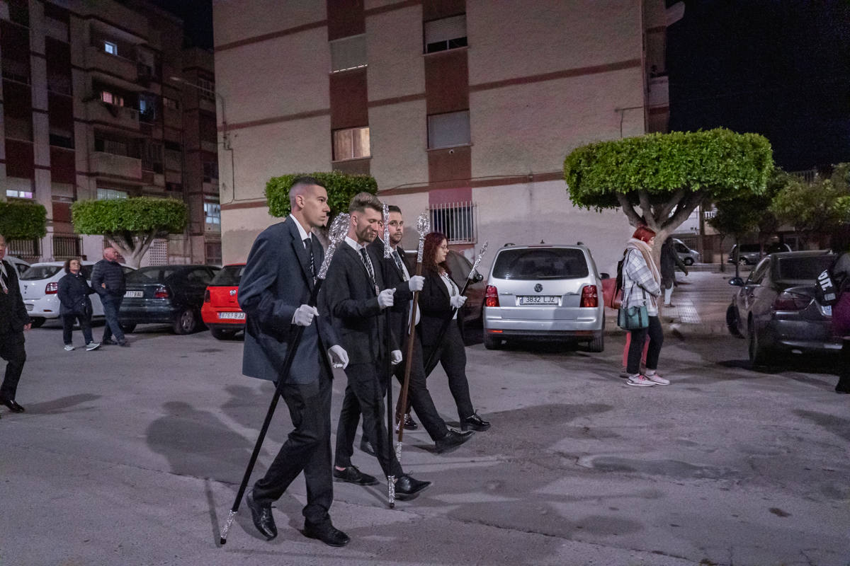 El Cristo de la Expiración procesiona en un impresionante silencio solo roto por los tambores