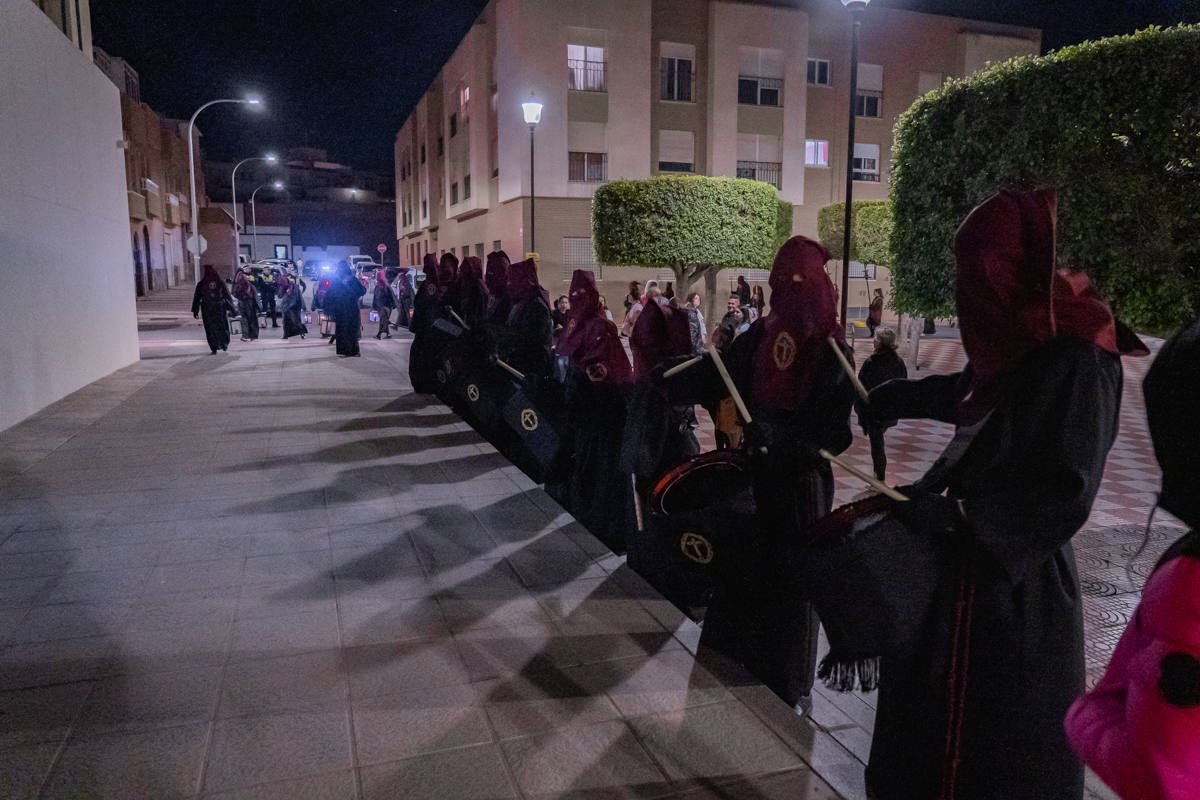 El Cristo de la Expiración procesiona en un impresionante silencio solo roto por los tambores