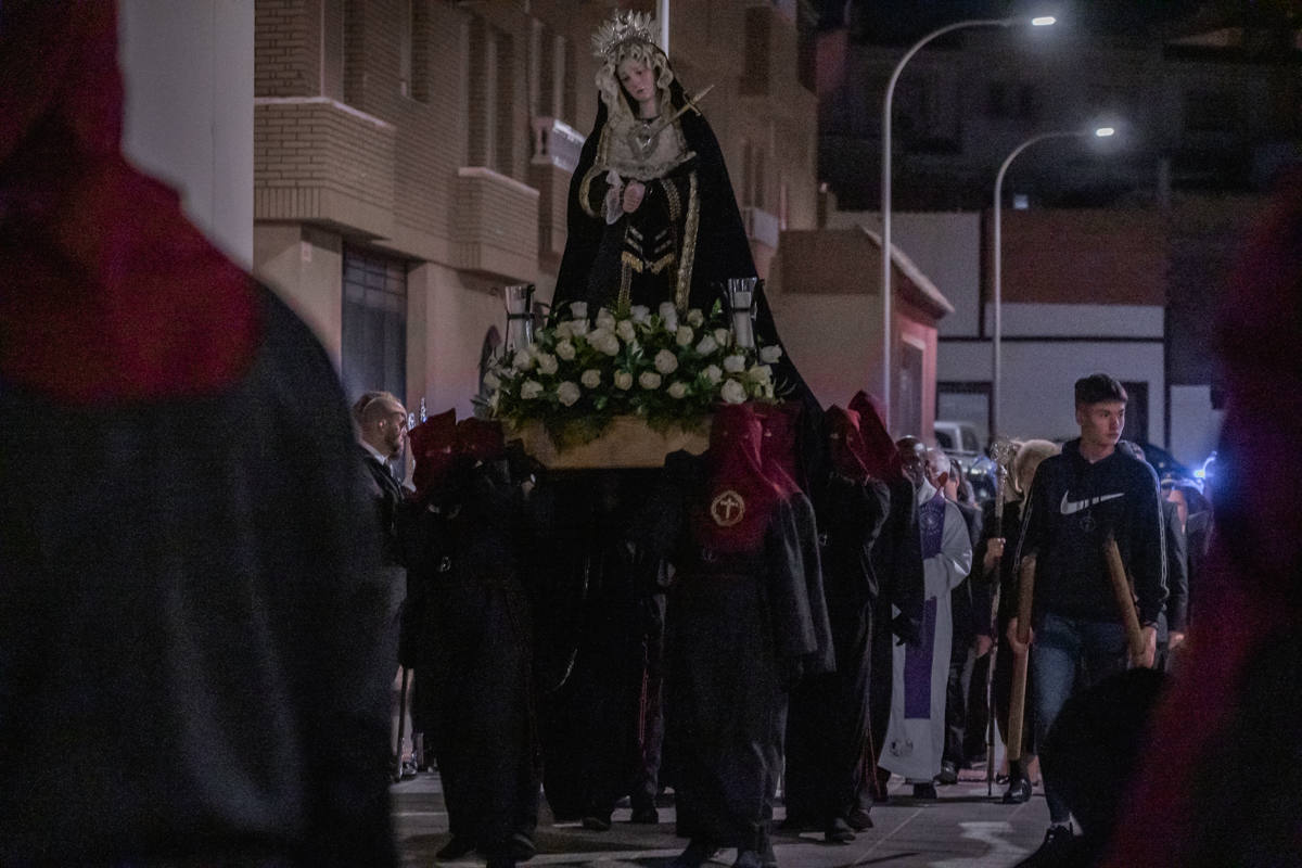 El Cristo de la Expiración procesiona en un impresionante silencio solo roto por los tambores