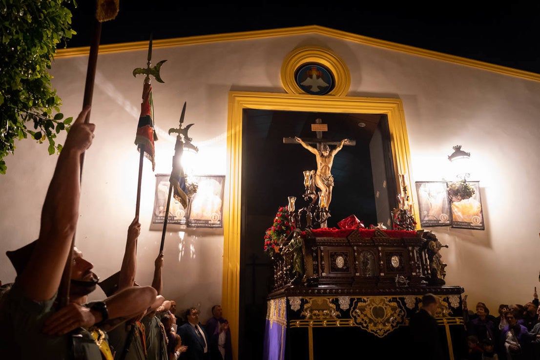 El Cristo de la Buena Muerte procesiona por las calles de El Parador