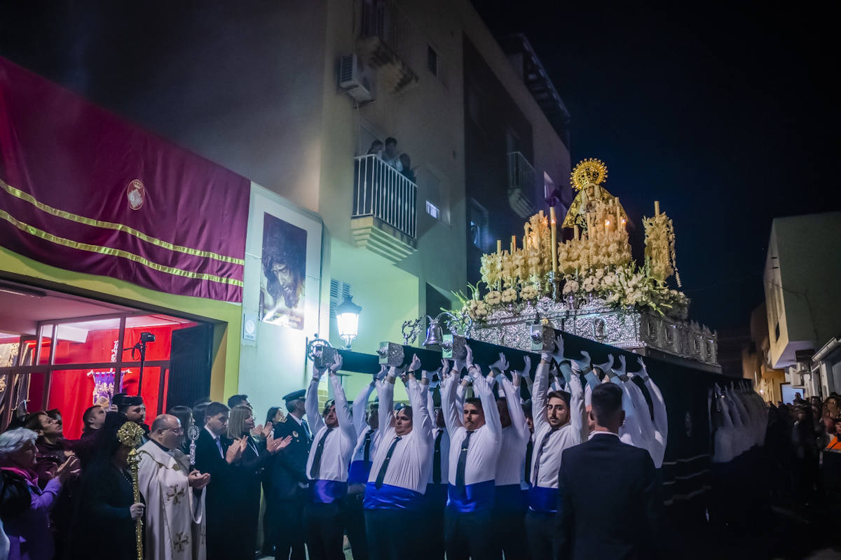 El Crucificado y María Santísima de los Dolores llenan de emoción las calles de Roquetas