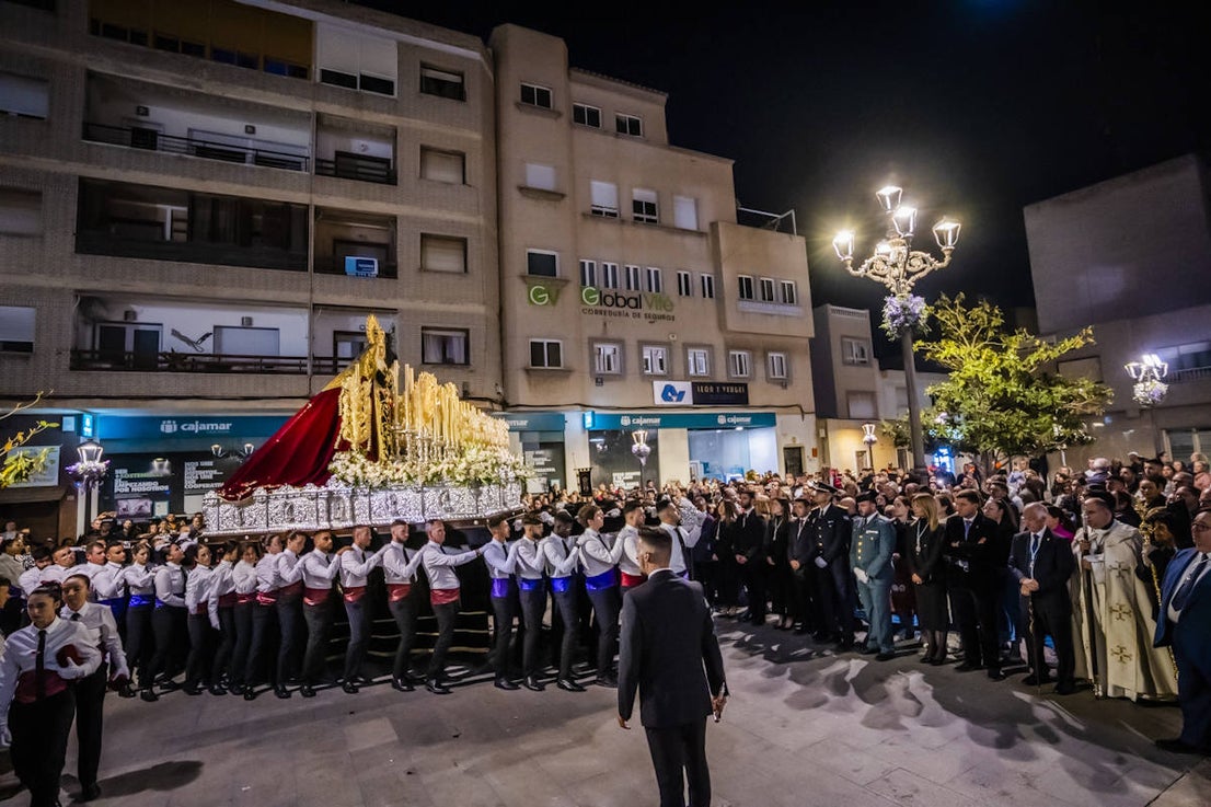 El Crucificado y María Santísima de los Dolores llenan de emoción las calles de Roquetas