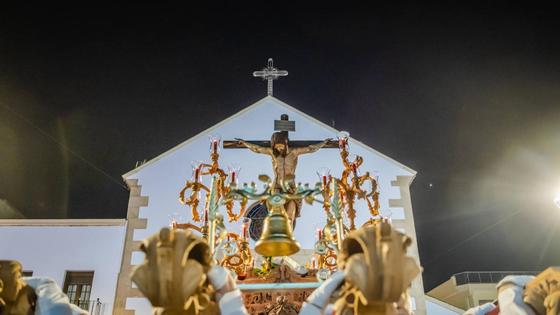 El Crucificado y María Santísima de los Dolores llenan de emoción las calles de Roquetas