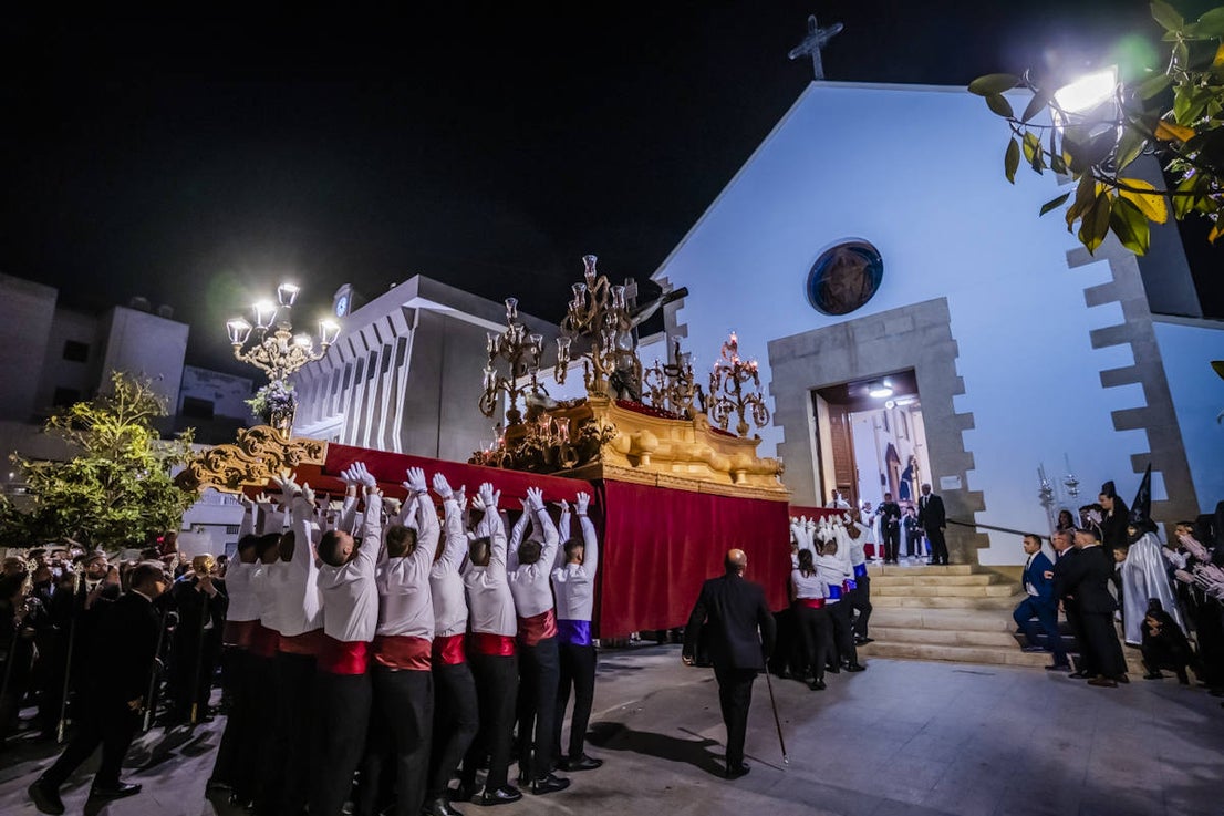 El Crucificado y María Santísima de los Dolores llenan de emoción las calles de Roquetas