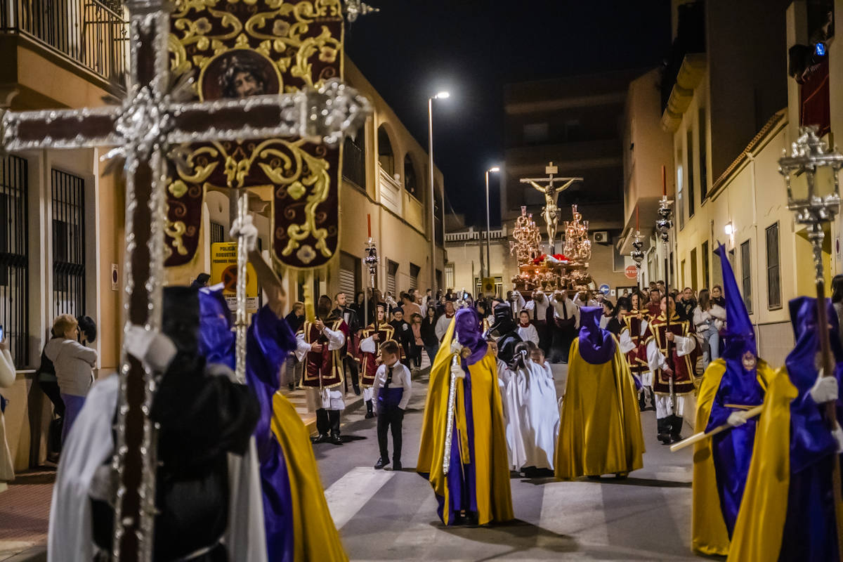 El Crucificado y María Santísima de los Dolores llenan de emoción las calles de Roquetas