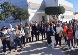 Vecinos de La Mojonera se concentran ante el centro de salud para reclamar mejoras
