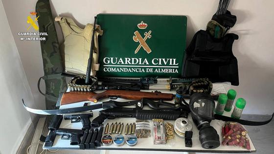 Una escopeta, pistolas, katanas o un arco: el arsenal que tenía el detenido por los disparos en Aguadulce
