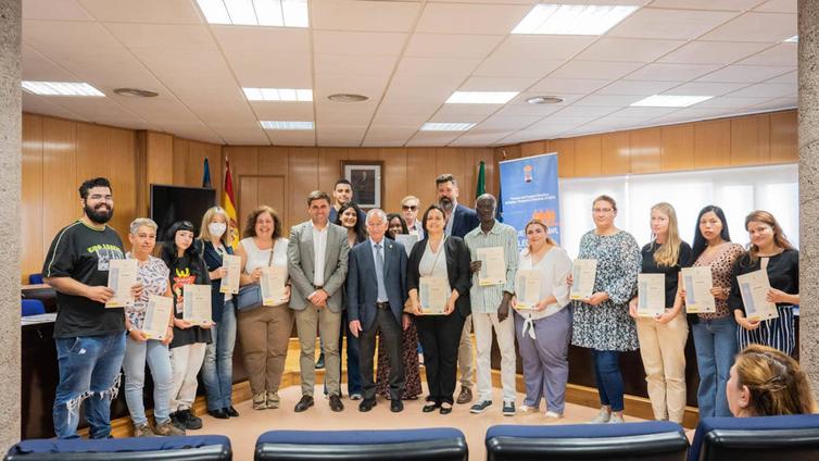 Casi una veintena de alumnos reciben diplomas de cursos de hostelería