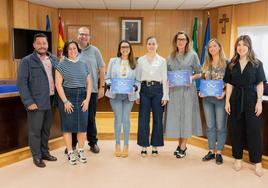 Una treintena de comercios colaboran en la venta de pulseras solidarias para el autismo