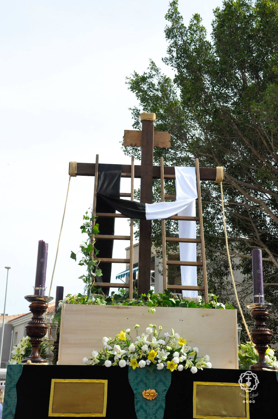 Jóvenes de El Parador procesionan la Santa Cruz