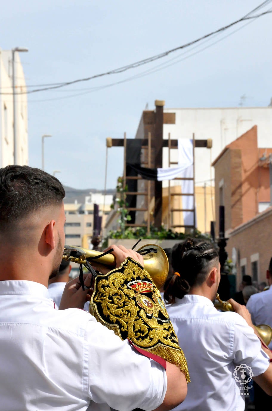 Jóvenes de El Parador procesionan la Santa Cruz