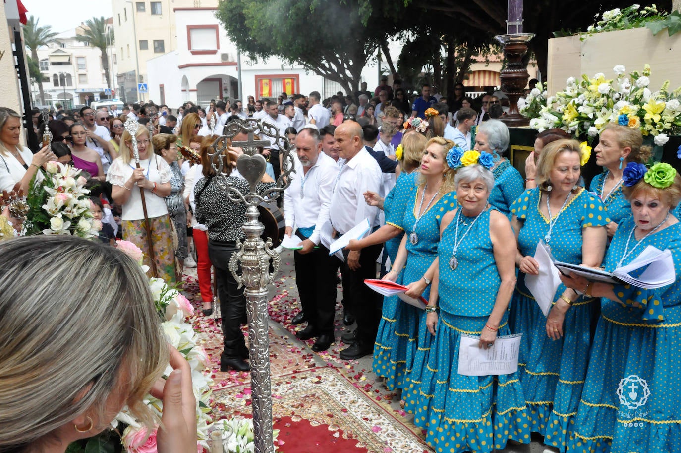Jóvenes de El Parador procesionan la Santa Cruz