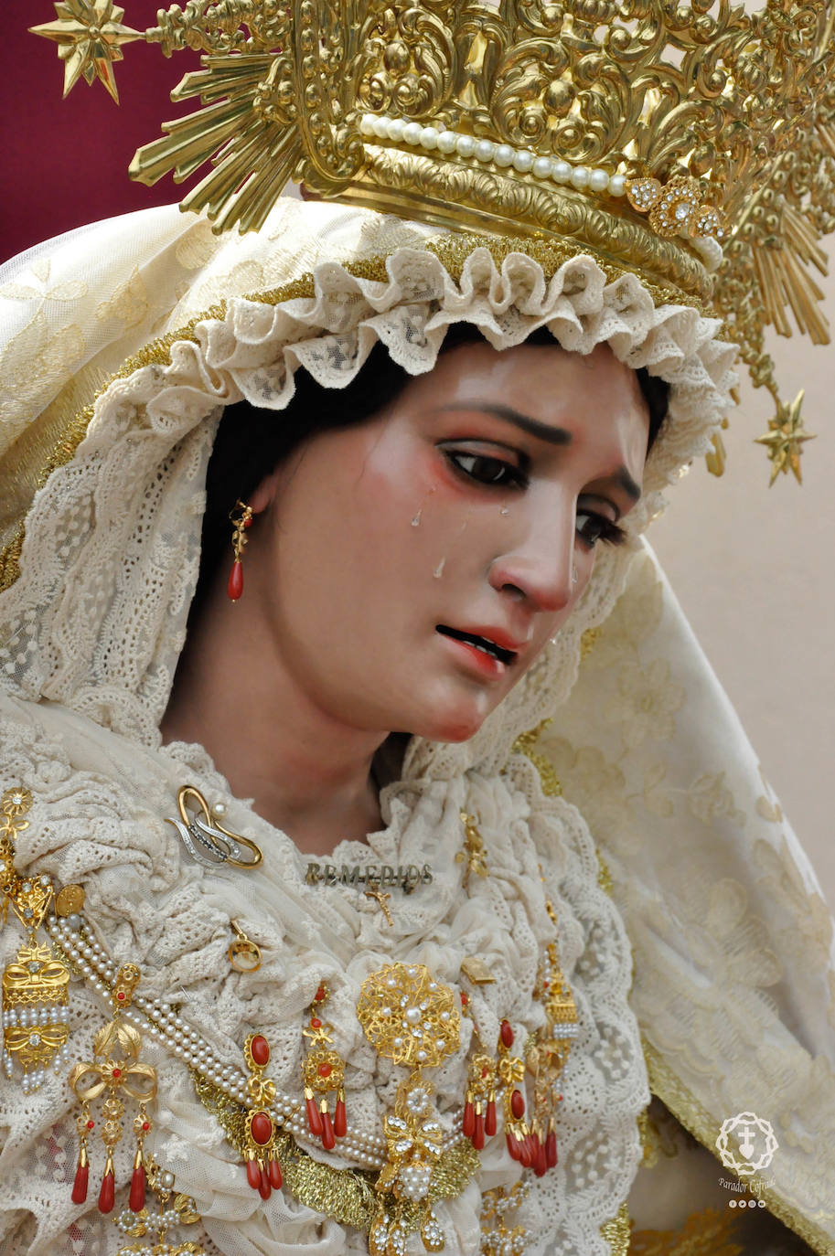 Jóvenes de El Parador procesionan la Santa Cruz