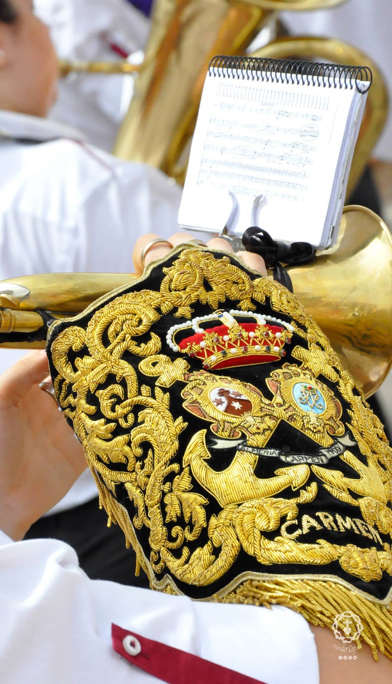 Jóvenes de El Parador procesionan la Santa Cruz