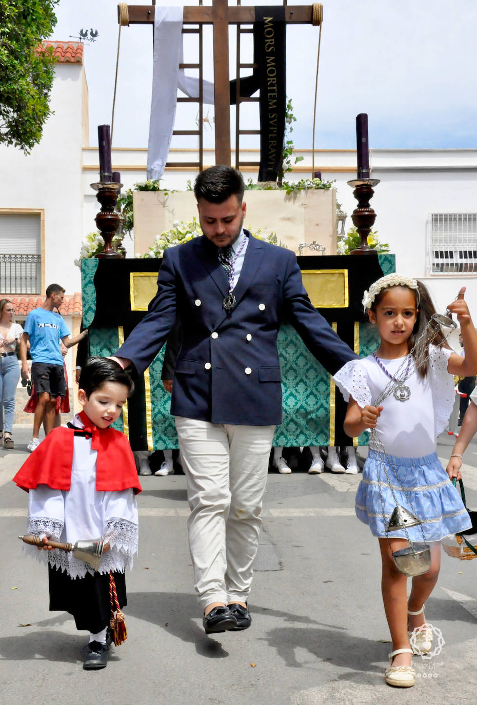 Jóvenes de El Parador procesionan la Santa Cruz