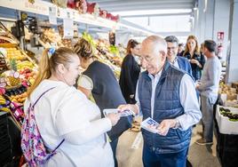 Amat hace campaña en el Mercado Municipal pidiendo el apoyo de los roqueteros