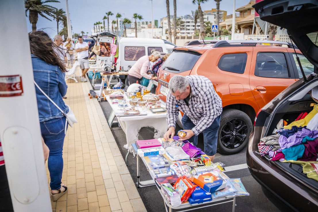 Gran ambiente en el XIII Car Boot Sale de la Urbanización